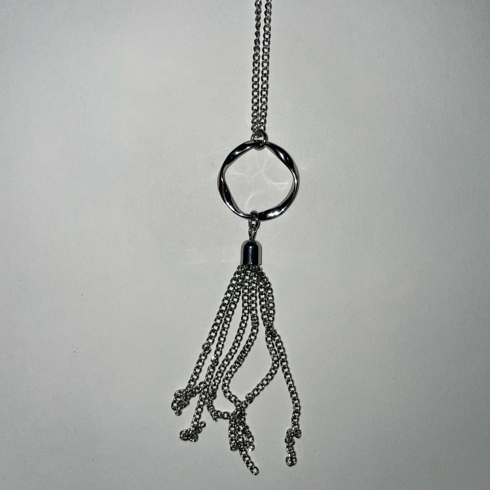 Like New. Silver necklace with circle pendant